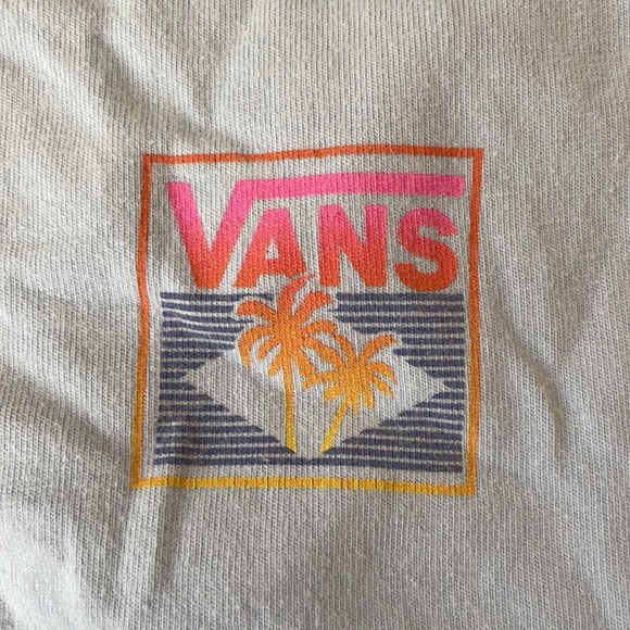 Small stain barley visible on the bottom of the shirt, see photo 5 for reference - Picture 2 of 5